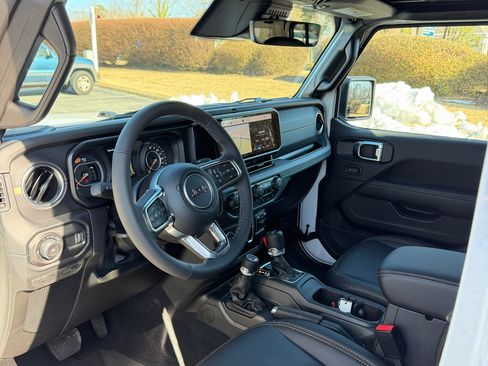 Used 2025 Jeep Wrangler Unlimited Sahara image 6