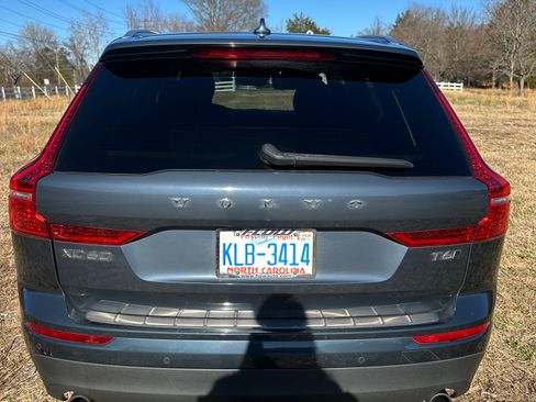 Used 2021 Volvo XC60 T6 Momentum image 5