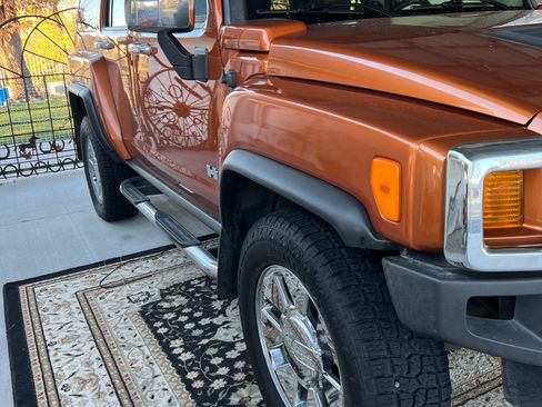 Used 2007 HUMMER H3 image 2