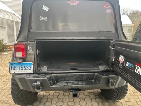 Used 2016 Jeep Wrangler Unlimited Sahara w/ Connectivity Group image 10