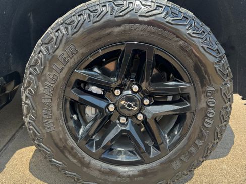 Used 2024 Chevrolet Silverado 1500 Custom Trail Boss w/ LPO, Dark Essentials Package AWD/4WD image 12