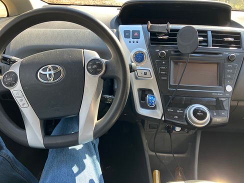Used 2014 Toyota Prius V Three image 9