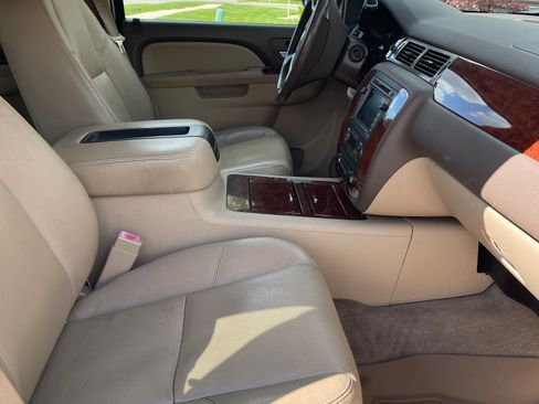Used 2010 Chevrolet Avalanche LTZ AWD/4WD image 12