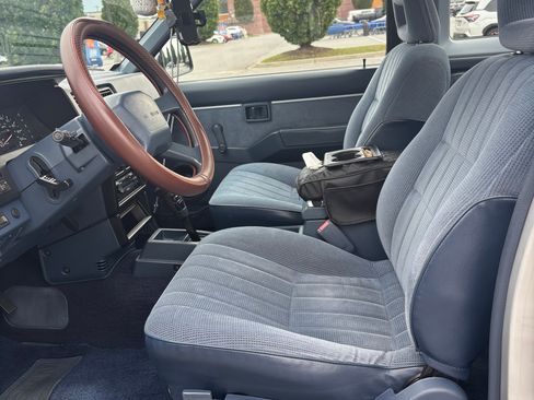 Used 1993 Nissan Pickup SE RWD image 8