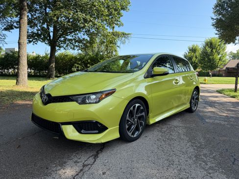 Used 2017 Toyota Corolla iM FWD image 2