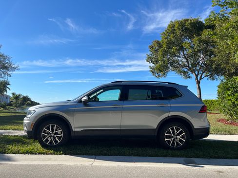 Used 2019 Volkswagen Tiguan SE w/ Panoramic Sunroof Package image 2