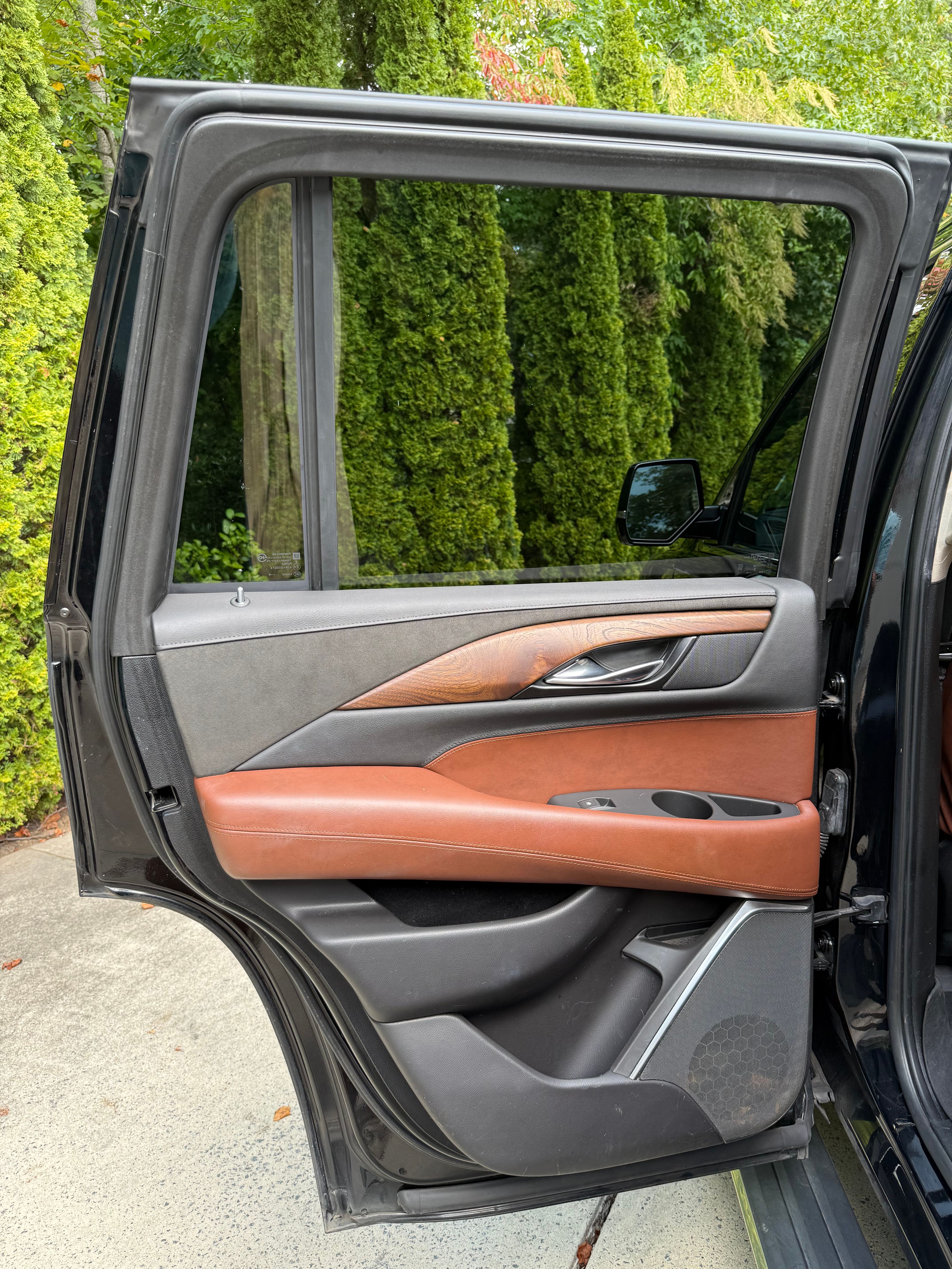 Used 2020 Cadillac Escalade Premium Luxury AWD/4WD image 16