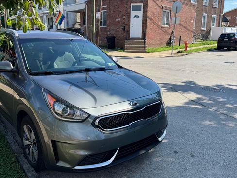 Used 2018 Kia Niro LX FWD image 2