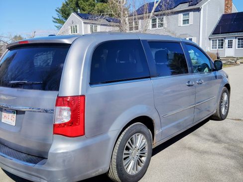 Used 2013 Chrysler Town & Country Touring-L w/ Driver Convenience Group image 5