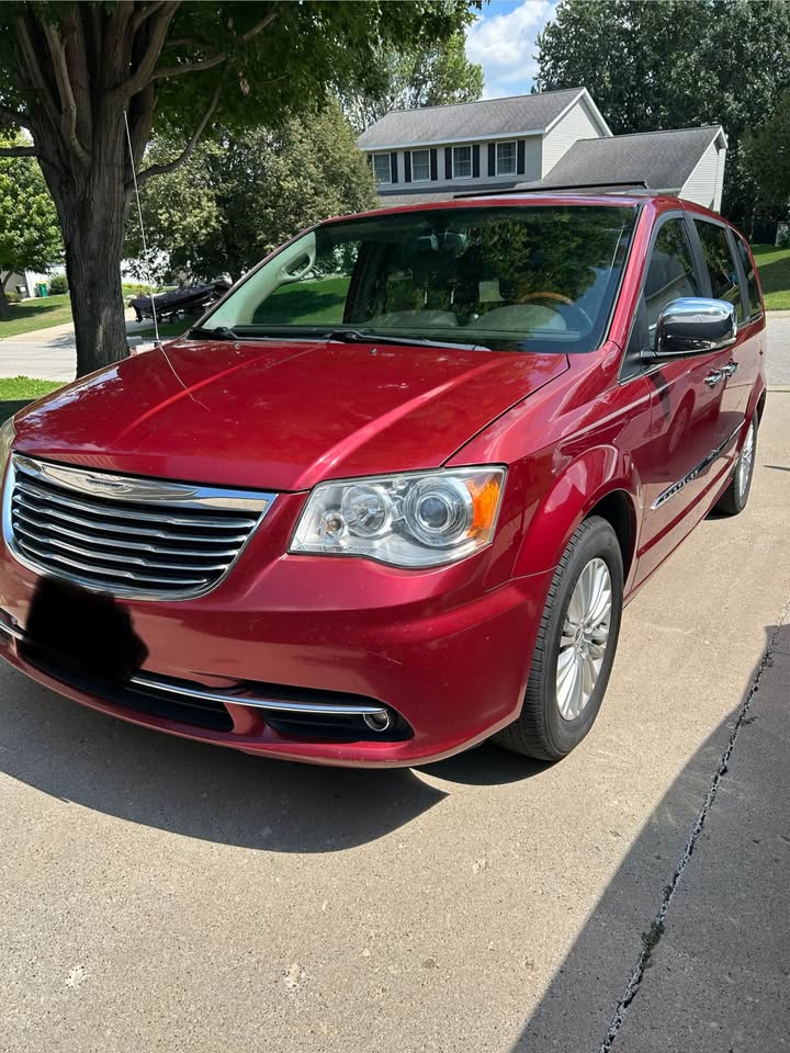 Used 2012 Chrysler Town & Country Limited FWD image 4