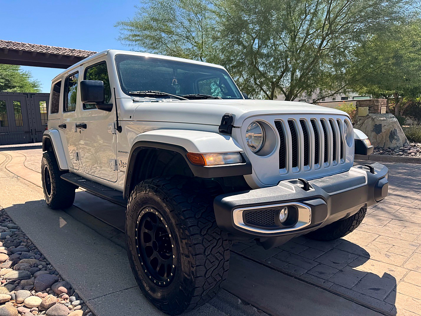 Used 2018 Jeep Wrangler Unlimited Sahara AWD/4WD image 9