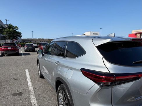 Used 2021 Toyota Highlander Platinum AWD/4WD image 4