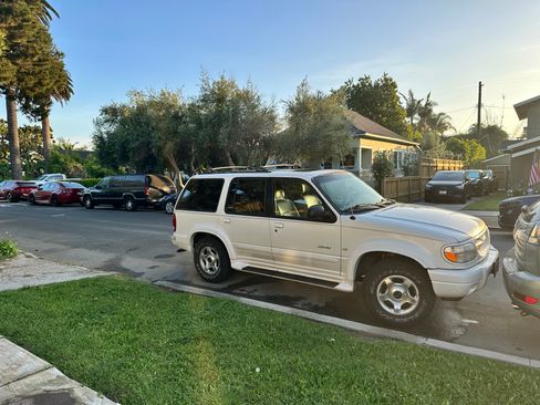 Used 2000 Ford Explorer Limited image 1