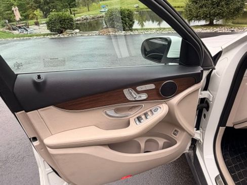 Used 2022 Mercedes-Benz GLC 300 4MATIC image 15