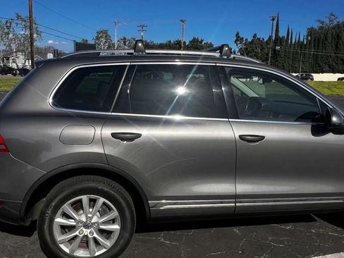 Used 2013 Volkswagen Touareg Sport image 5