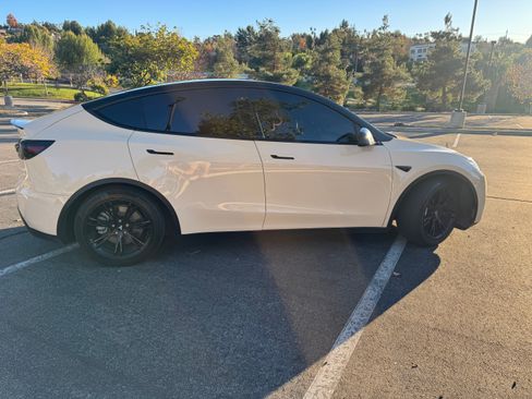 Used 2021 Tesla Model Y Long Range image 2
