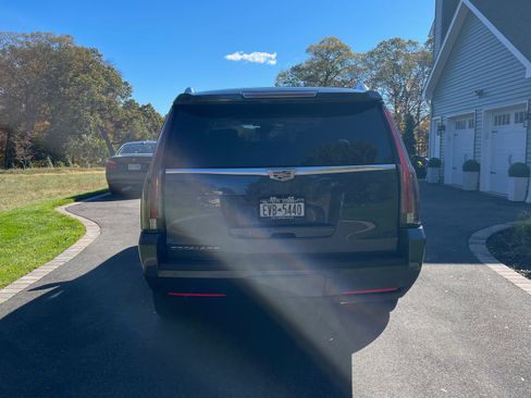 Used 2019 Cadillac Escalade ESV Luxury image 4