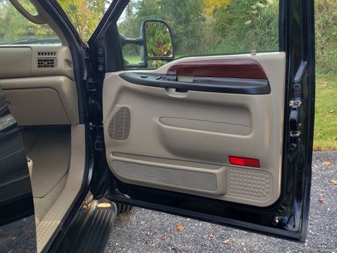 Used 2005 Ford Excursion Limited image 16