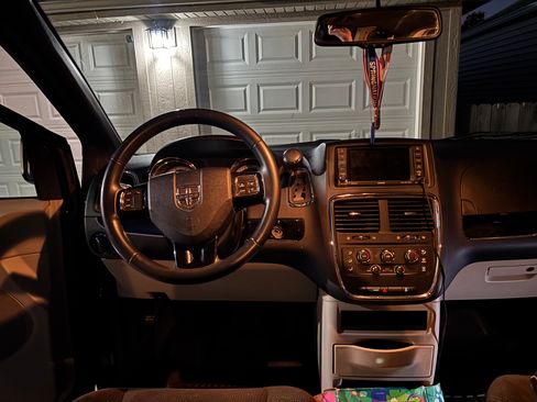 Used 2017 Dodge Grand Caravan SE image 5