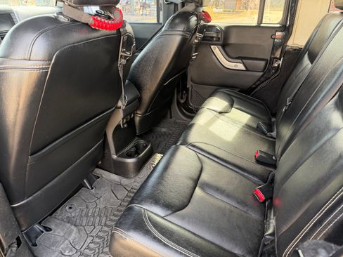 Used 2016 Jeep Wrangler Unlimited Rubicon image 12