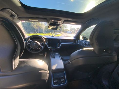 Used 2020 Volvo V60 T6 R-Design image 4