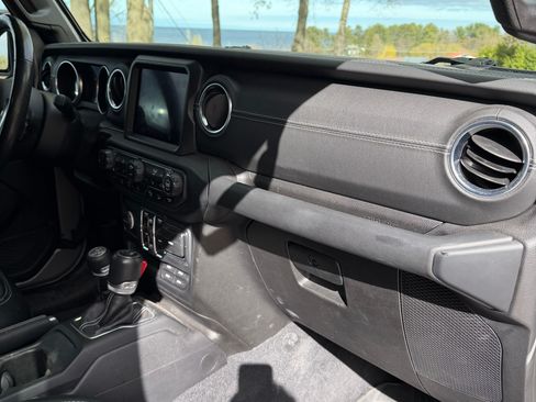 Used 2019 Jeep Wrangler Unlimited Sahara w/ Quick Order Package 24M Moab AWD/4WD image 19