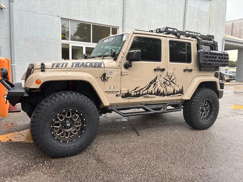 Used 2016 Jeep Wrangler Unlimited Sahara w/ Connectivity Group AWD/4WD image 4