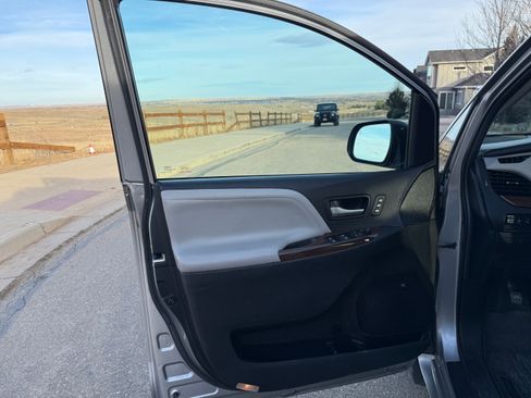 Used 2017 Toyota Sienna Limited Premium image 15