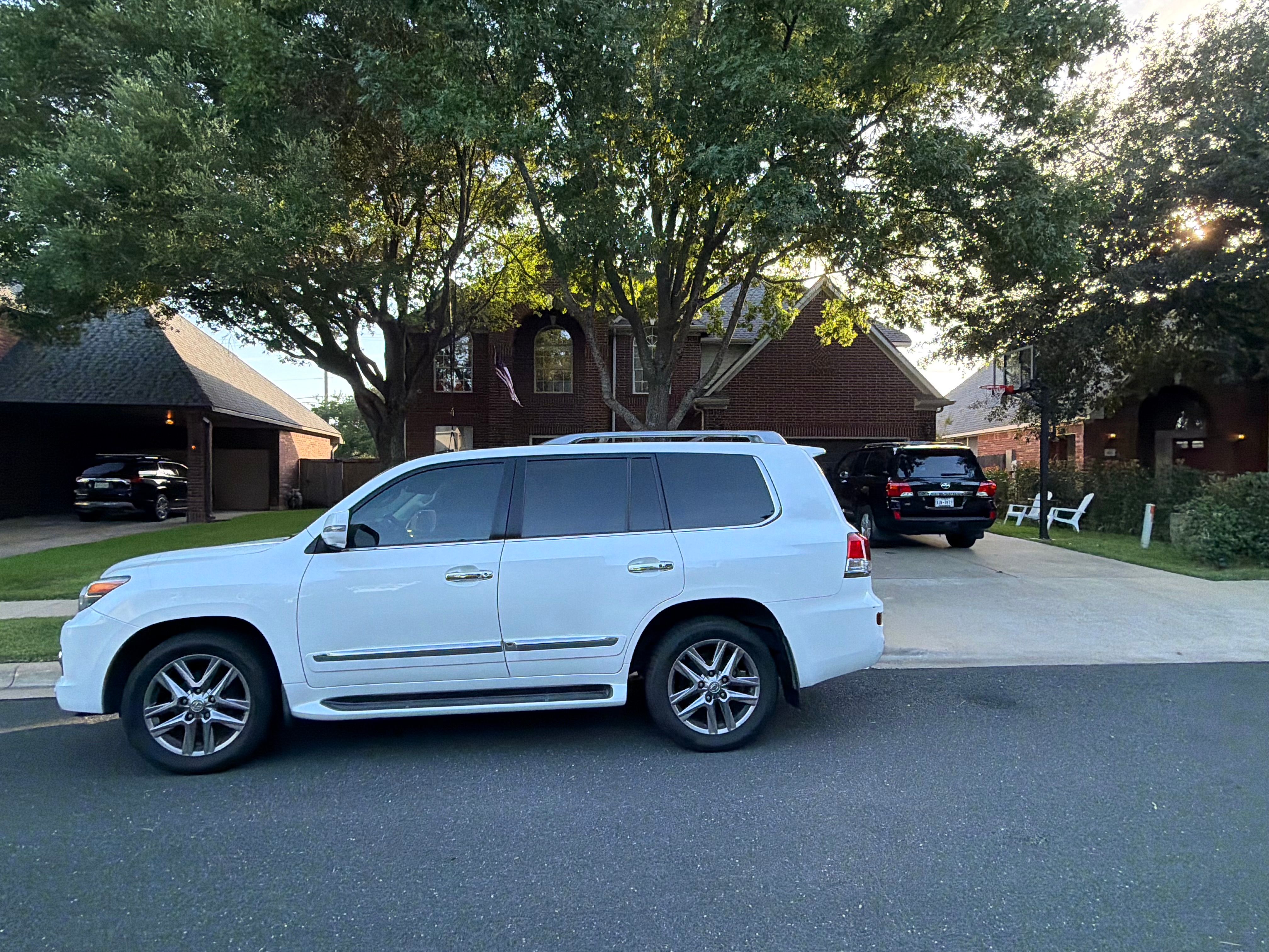 Used 2013 Lexus LX 570 4WD w/ Luxury Pkg image 5