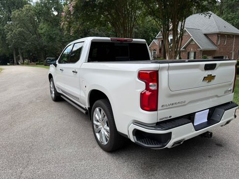 Used 2025 Chevrolet Silverado 1500 High Country w/ High Country Premium Package AWD/4WD image 25