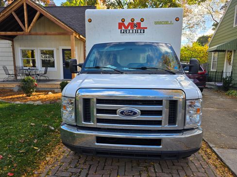 Used 2016 Ford E-350 and Econoline 350 Super Duty image 2