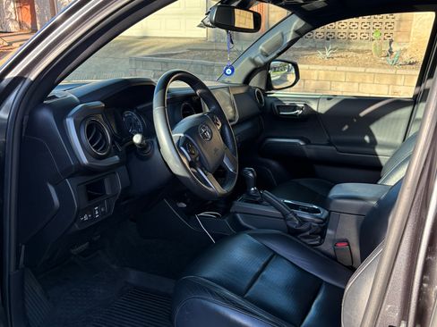 Used 2019 Toyota Tacoma TRD Off-Road AWD/4WD image 12