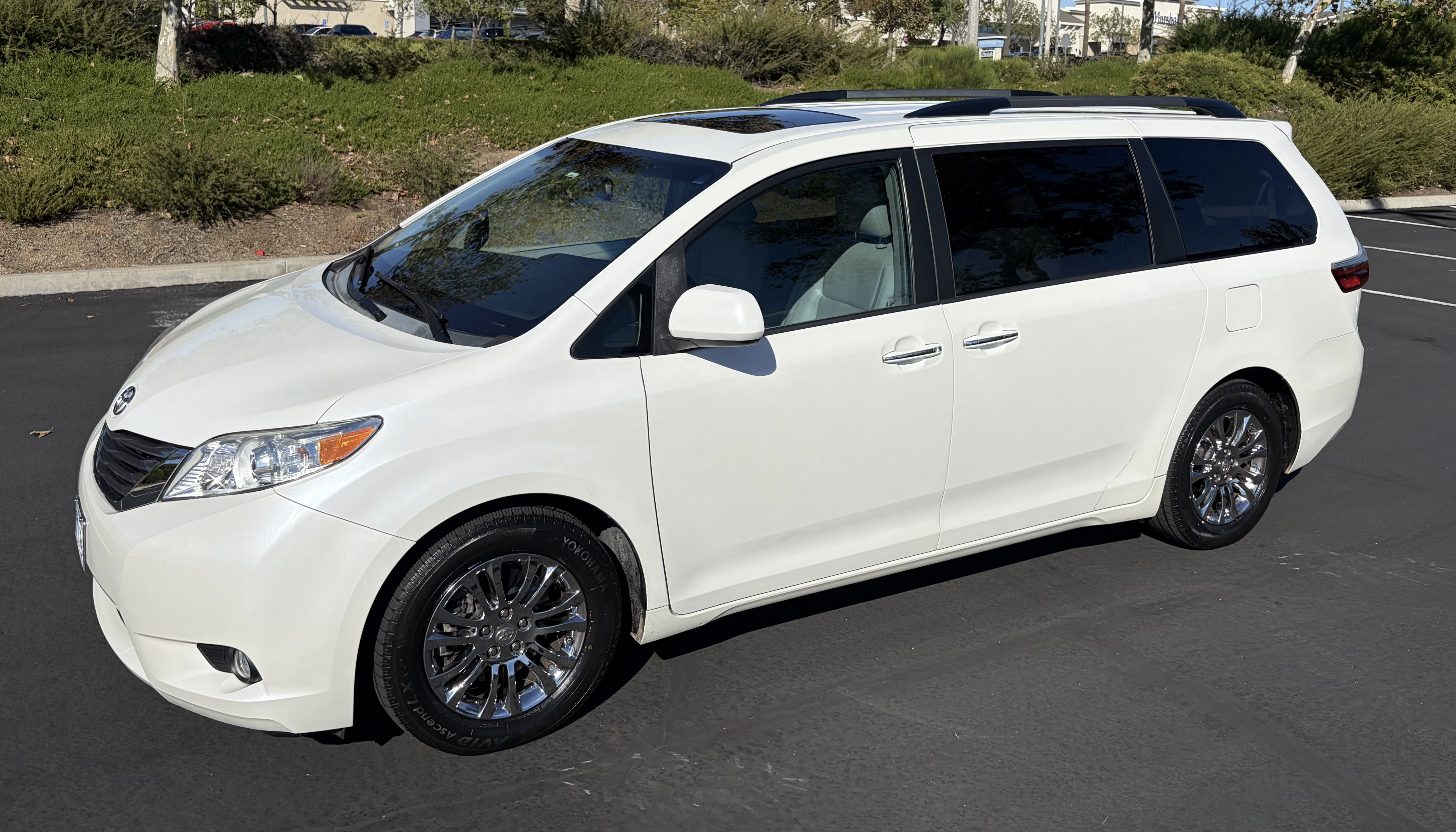Used 2015 Toyota Sienna XLE w/ XLE Navigation Package FWD image 1