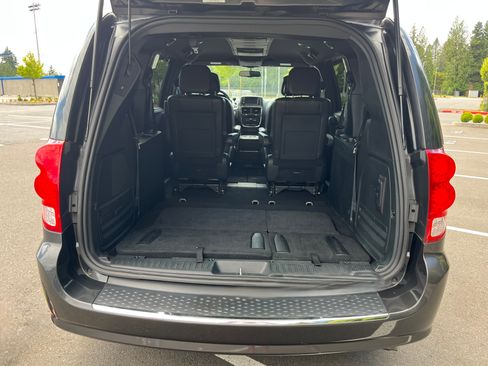 Used 2012 Dodge Grand Caravan R/T w/ Driver Convenience Group FWD image 16