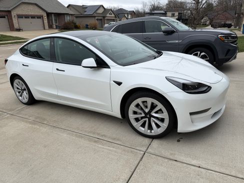 Used 2021 Tesla Model 3 Standard Range Plus image 2