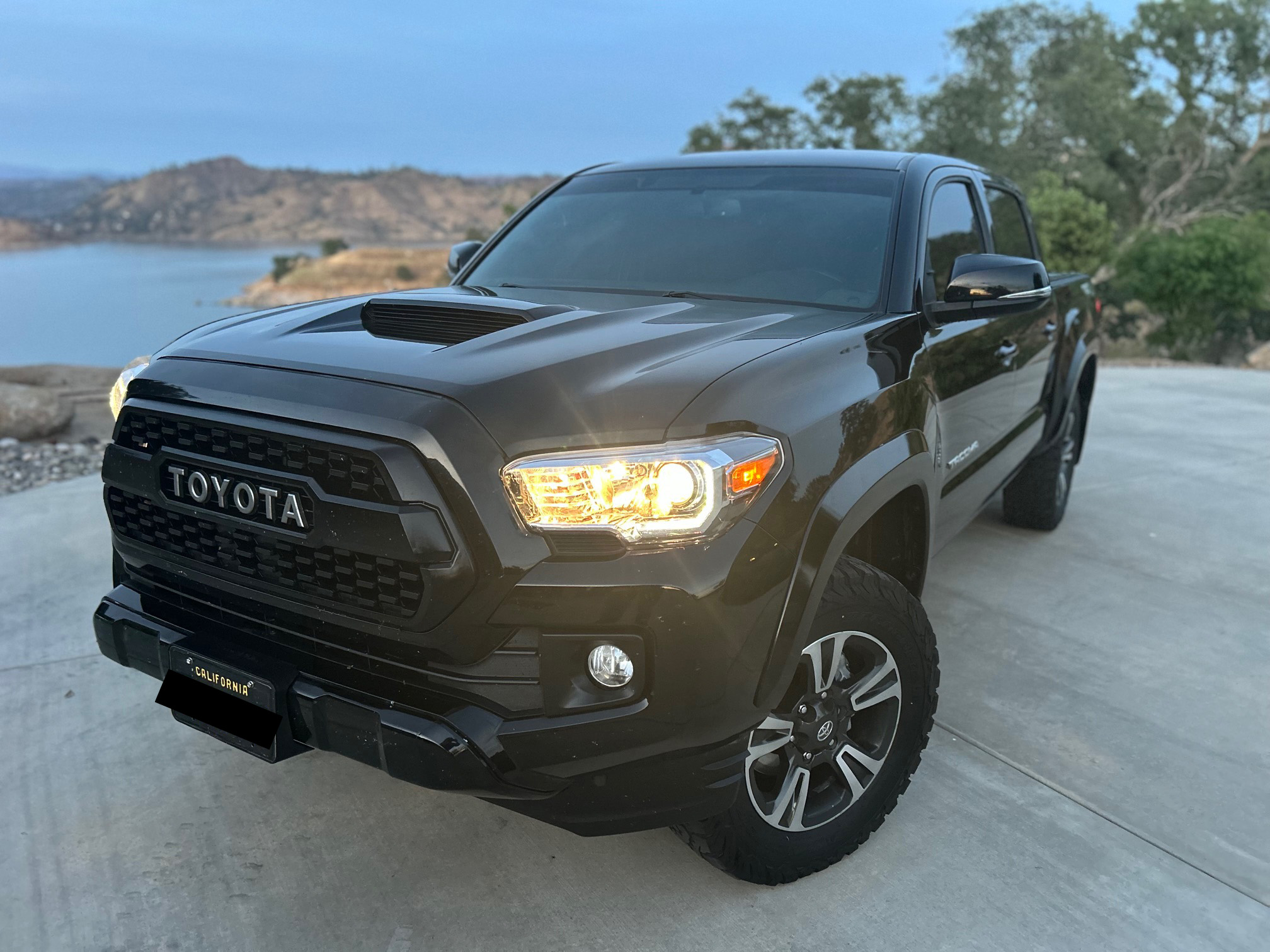 Used 2017 Toyota Tacoma TRD Sport AWD/4WD image 1