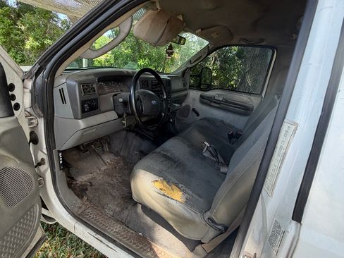 Used 2003 Ford F350 2WD Regular Cab DRW Super Duty image 4