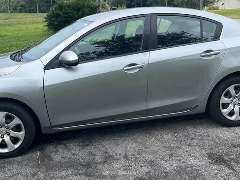 Used 2013 MAZDA MAZDA3 i SV FWD image 1