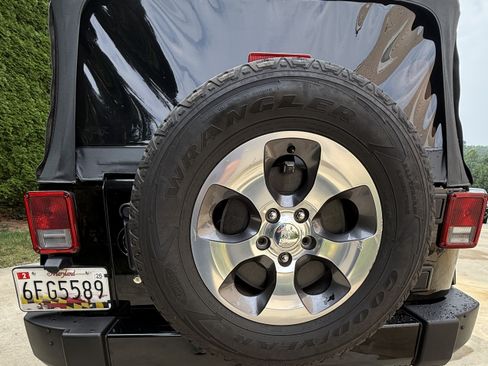 Used 2016 Jeep Wrangler Unlimited Sahara w/ Connectivity Group image 8