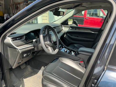 Used 2023 Jeep Grand Cherokee Limited AWD/4WD image 13