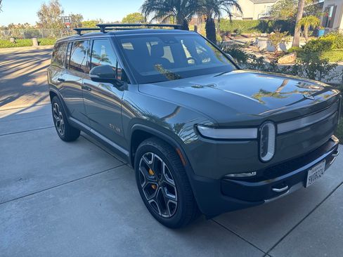 Used 2023 Rivian R1S Launch Edition image 2