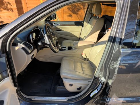 Used 2017 Jeep Grand Cherokee Limited w/ Luxury Group II image 13