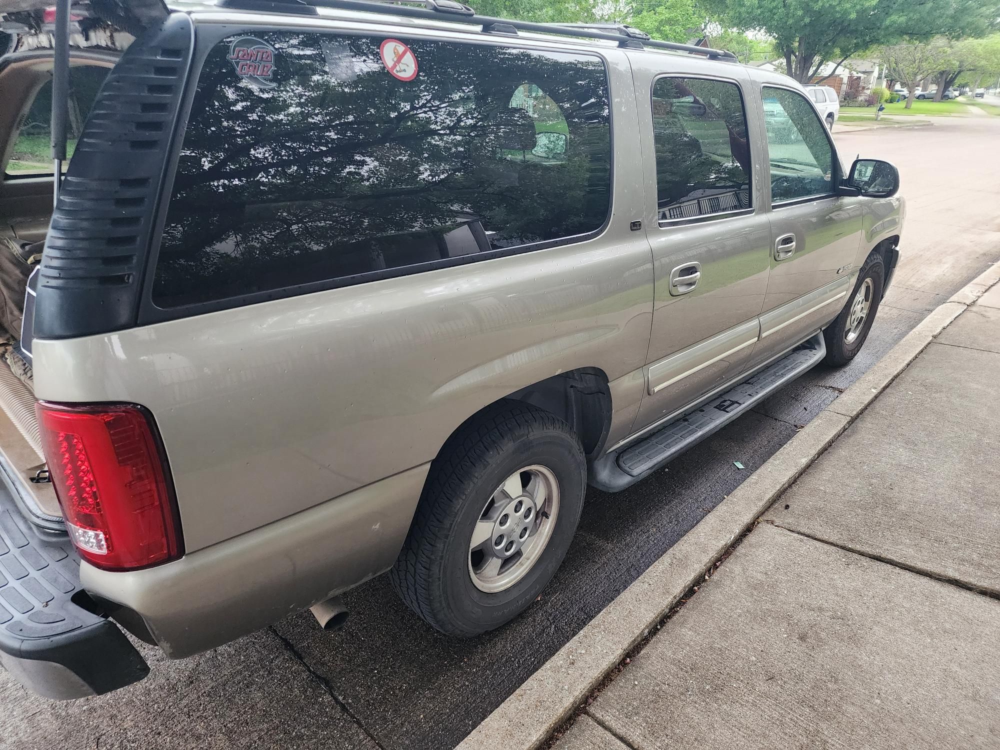 Used 2000 Chevrolet Suburban LT w/ LT Preferred Equipment Group AWD/4WD image 8