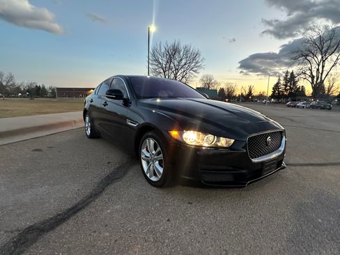 Used 2017 Jaguar XE image 4