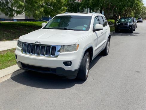 Used 2011 Jeep Grand Cherokee Laredo image 2