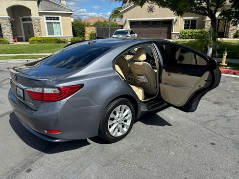 Used 2014 Lexus ES 300h w/ Premium Package w/Bamboo Trim FWD image 5