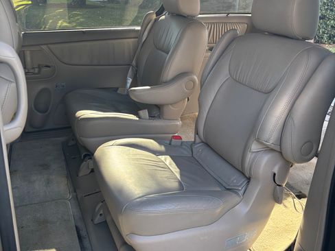 Used 2010 Toyota Sienna XLE Limited image 16