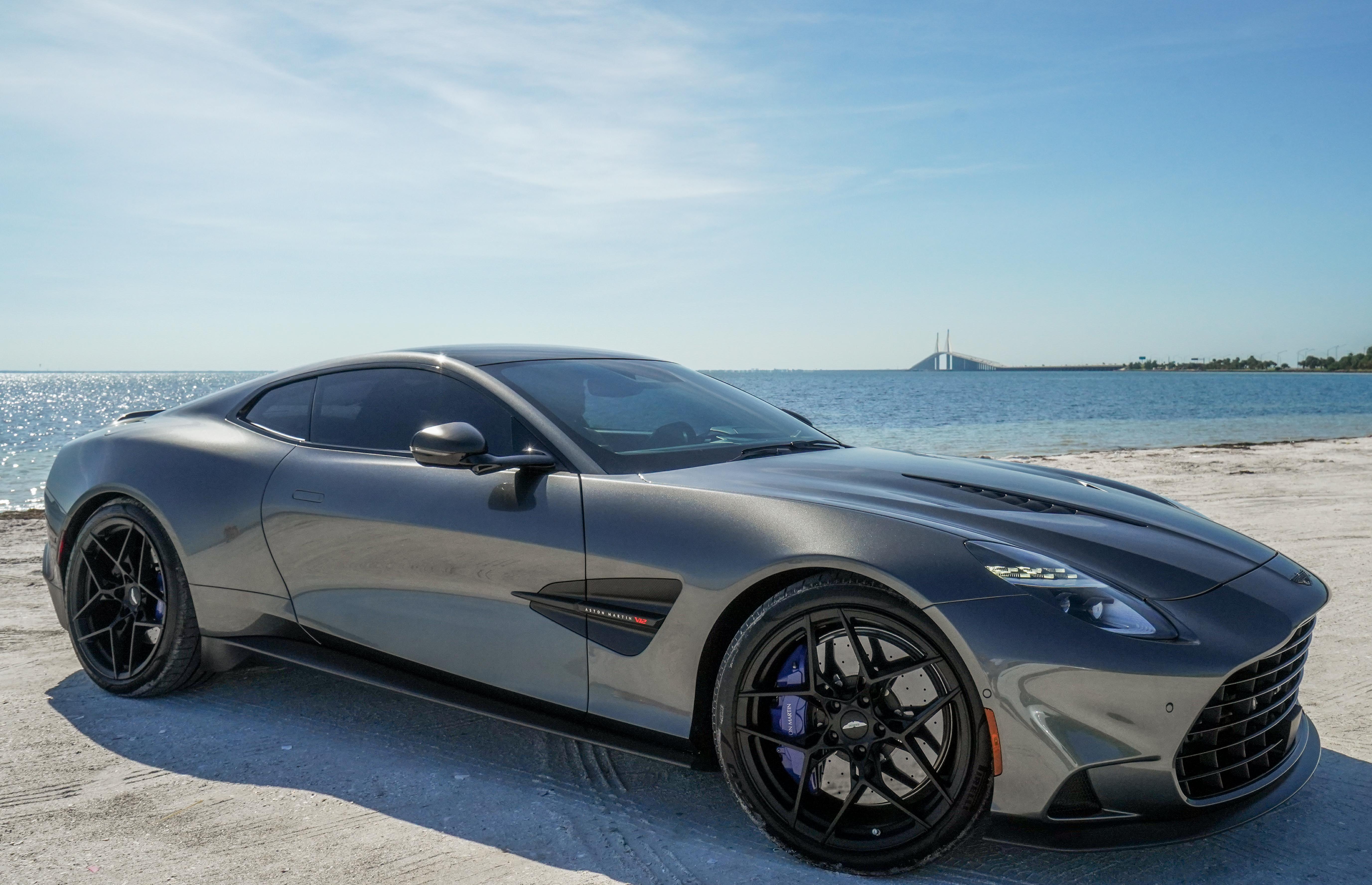 Used 2025 Aston Martin Vanquish RWD image 6