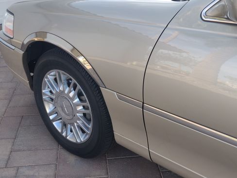 Used 2010 Lincoln Town Car Signature Limited RWD image 16