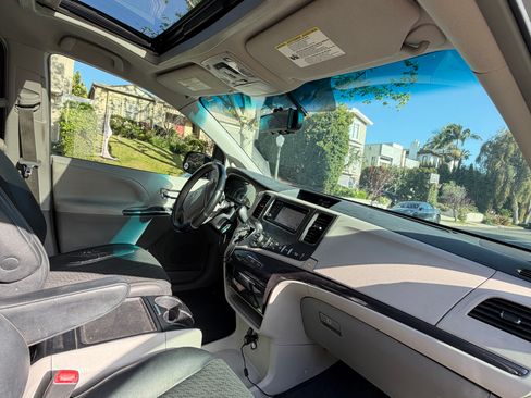 Used 2014 Toyota Sienna SE image 11